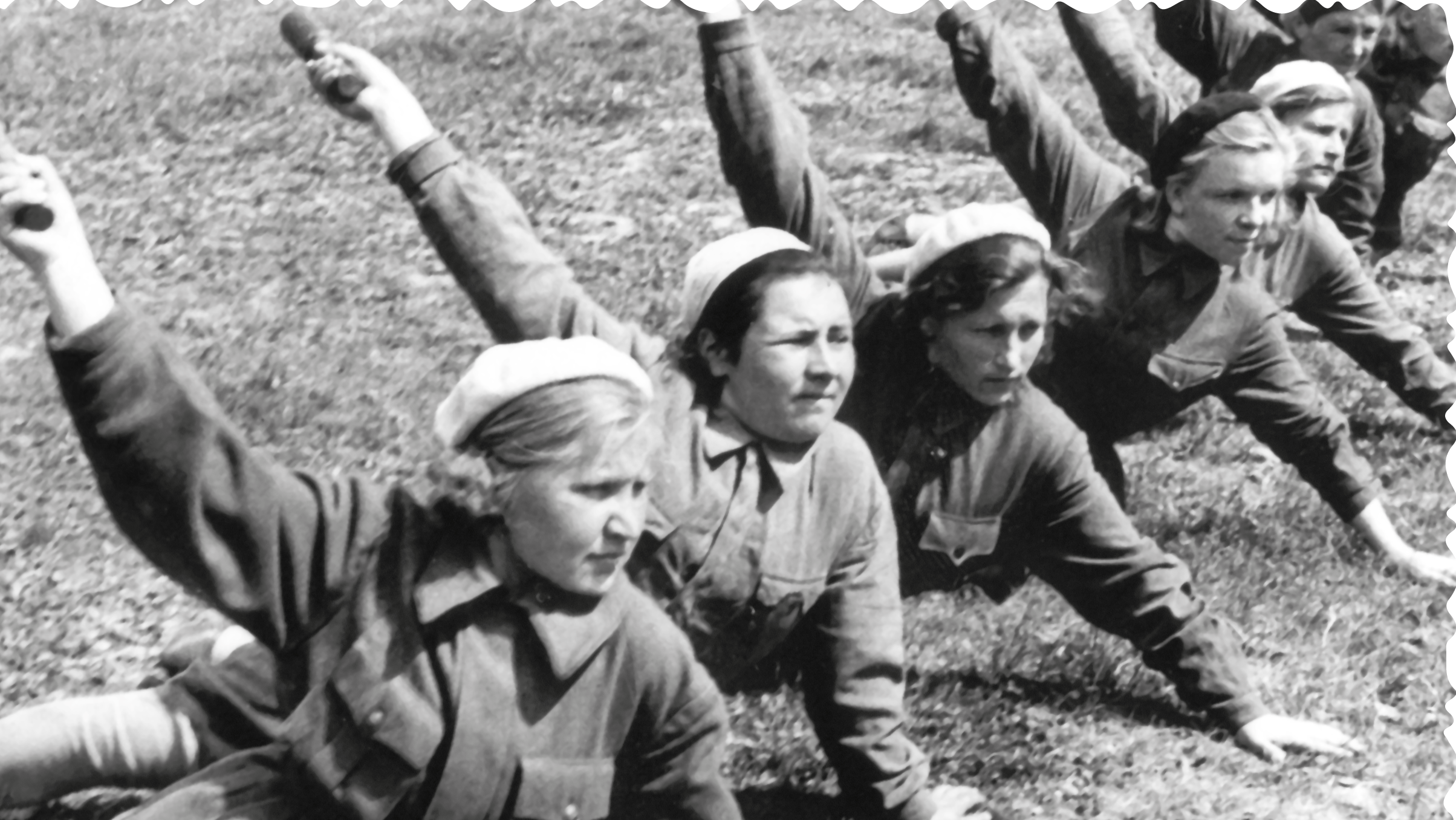 На фото девушка в форме защищает Родину На фото девушка в форме защищает Родину